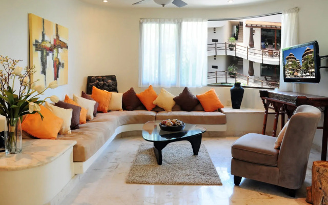 El Taj Oceanfront & Beachside Condo Hotel