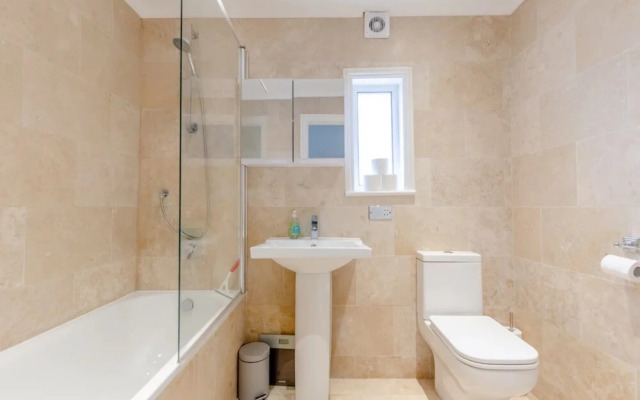 Stylish 1 Bedroom Apartment in Nine Elms With Garden