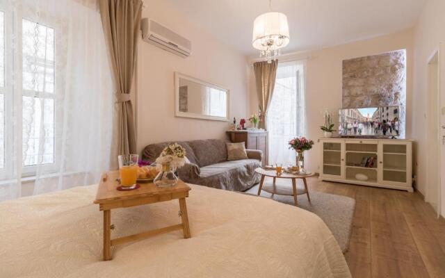 Apartments and rooms Perla