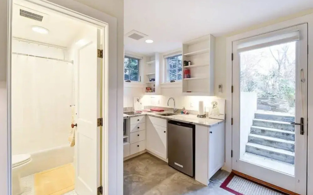 New Luxe Studio Cleveland Park Near Zoo