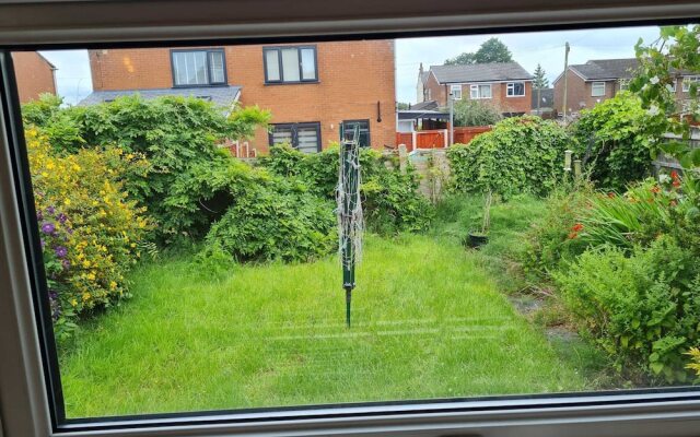 Immaculate 3-bed House With Free Parking in Bolton