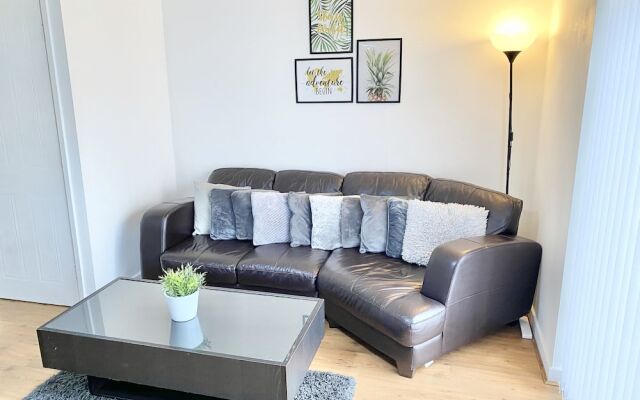3-bed Townhouse Parking Deep Cleaned