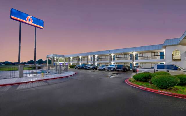 Motel 6 Texarkana, TX