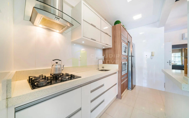 303M - Luxuoso apartamento poucos metros do mar em Bombas