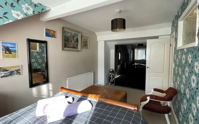 Sheffield's 3BR Retreat
