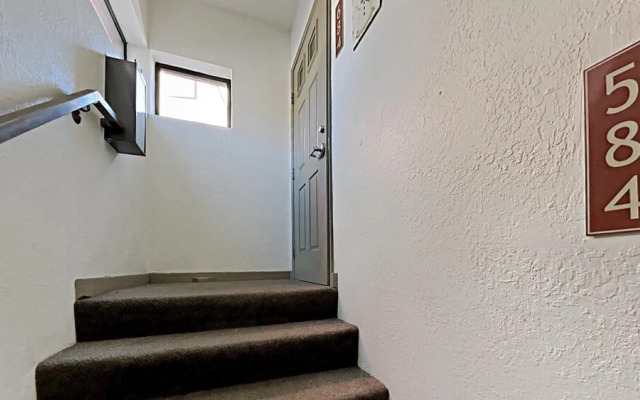 Large Upgraded 4 Bedroom Condo in Mammoth! Easy access To Hot Tubs, Pool, Sauna by RedAwning