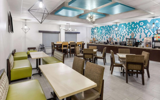 La Quinta Inn & Suites by Wyndham Angleton