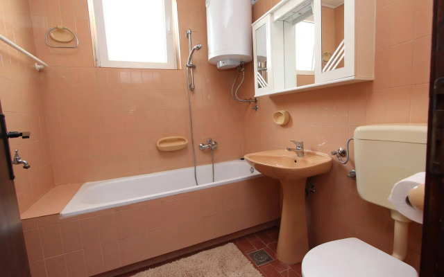 Rooms and apartments Sally