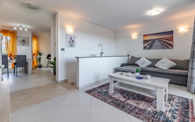 Nice Apartment in Liznjan With 1 Bedrooms and Wifi