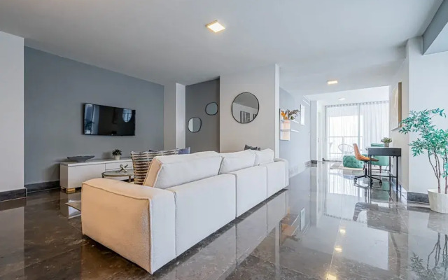 w Majestic 2BR w Perfect Balcony in YOO