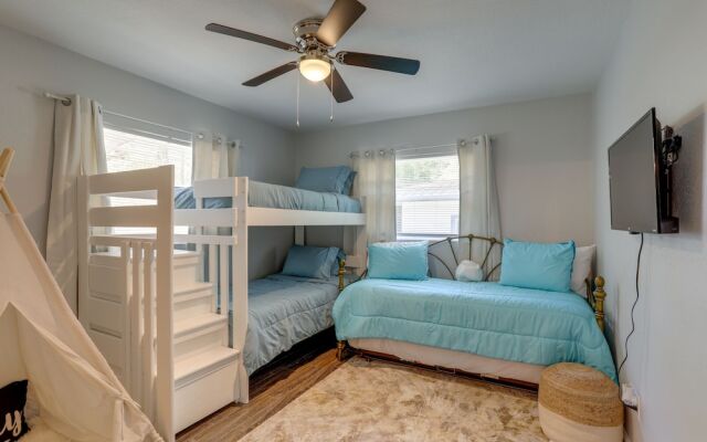 Pet-friendly Largo Escape w/ Fire Pit!