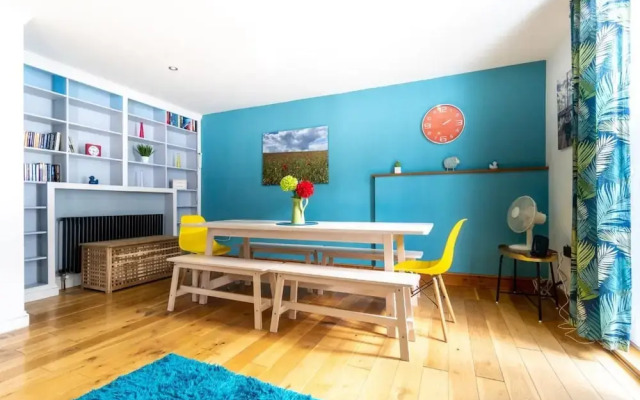 Pebble Mews House - Sleeps 6 to 8 Guests