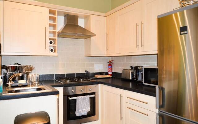 Colourful 1 Bedroom Apartment Near Edinburgh Centre