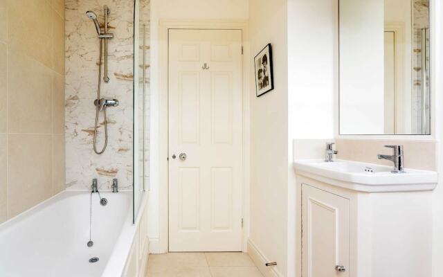 Peaceful by Fulham Palace