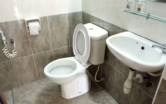 Cozy Hotel by OYO Rooms