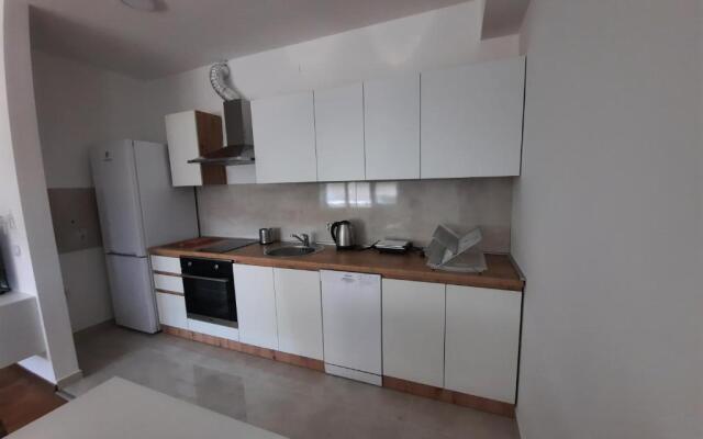 New modern 1 bedroom apartment with free parking
