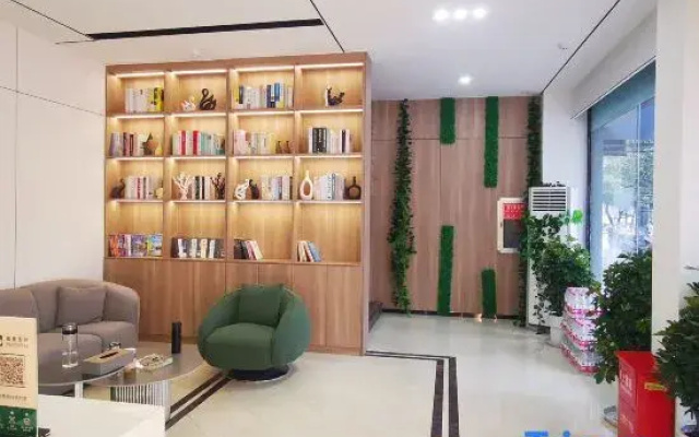 Happy Holiday Hotel (Huanggang Luotian Yishui Bund Branch)