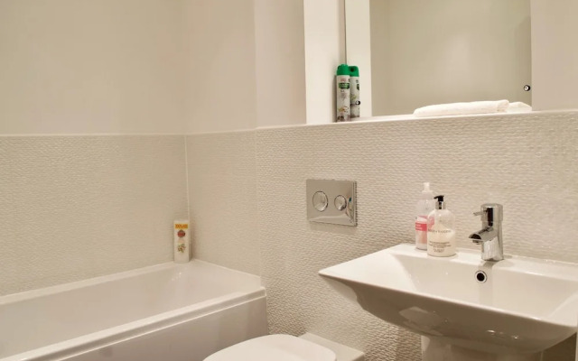 Large and Modern 2 Bed 2 Bath Edinburgh Apartment