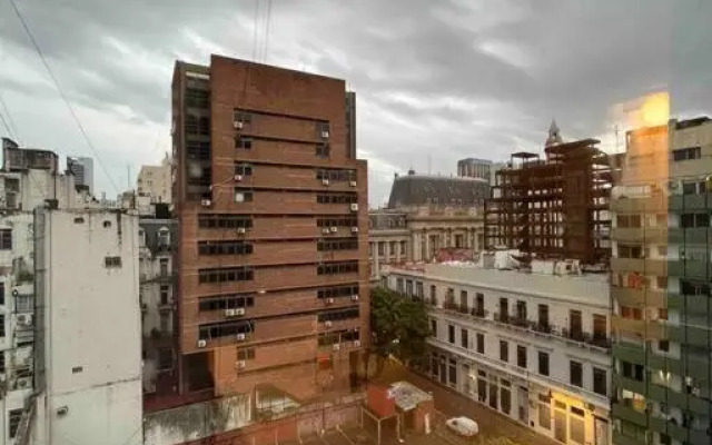 Monoambiente muy luminoso 2 cuadras Plaza de Mayo.
