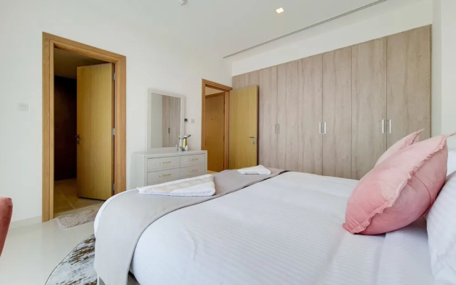 GreenFuture - Panoramic City View From This High-Rise Chic Condo
