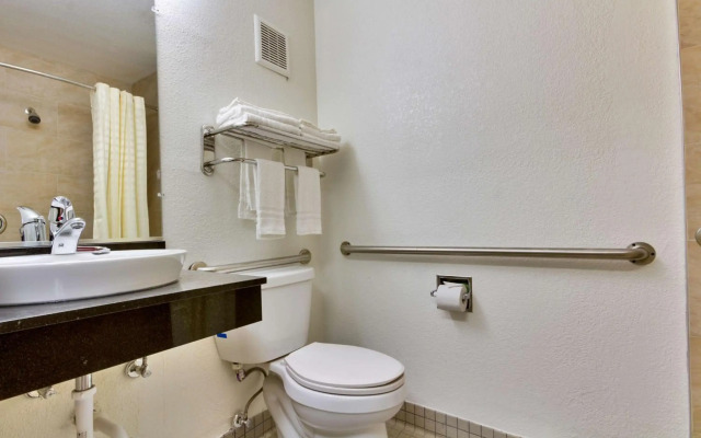 Studio 6 Dallas-Garland / Northeast
