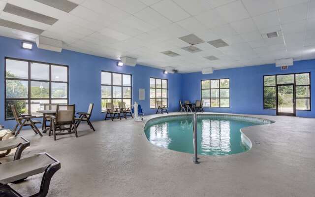 Quality Inn & Suites Chattanooga West near Lookout Mountain