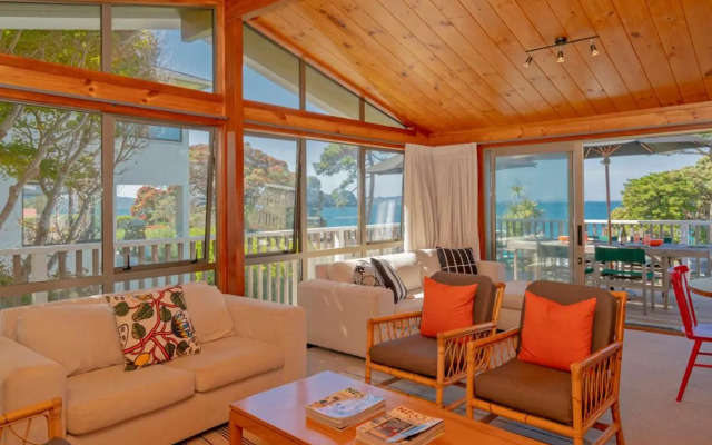 Beachfront Views - Hahei Holiday Home