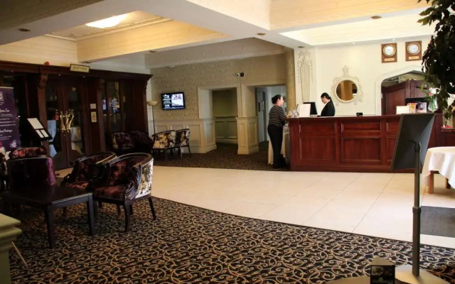 The Royal Hotel and Merrill Leisure Club