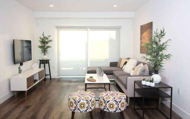 LA Luxury Suites Parking 2 BD 2 BA