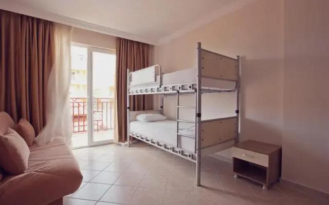 Catty Cats Garden Hotel