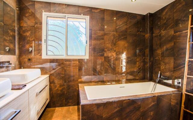 Serene Luxurious Hillside Villa Near Cannes
