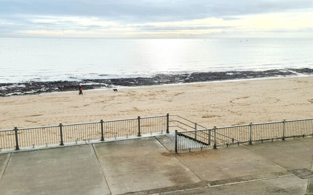 Shore Thing - Beachfront Apartment - Sleeps 4