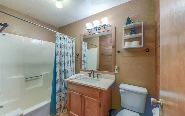 Lincoln Log Cabin - Three Bedroom Cabin with Hot Tub