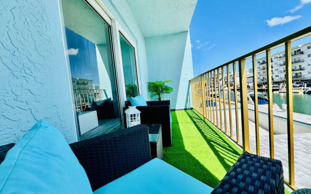 Waterfront 1BR Parking Walk to the Beach