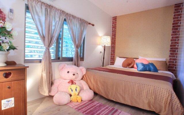 Love in Pearl Hostel