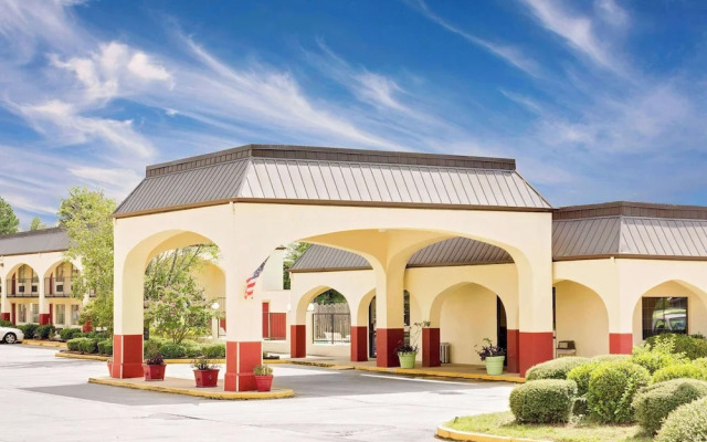 Days Inn and Suites Starkville