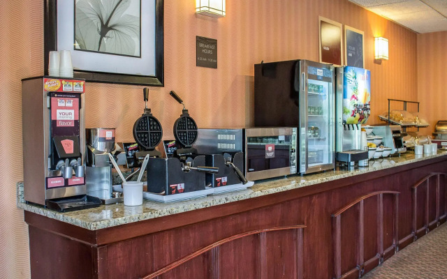Norwood Inn & Suites North Conference Center