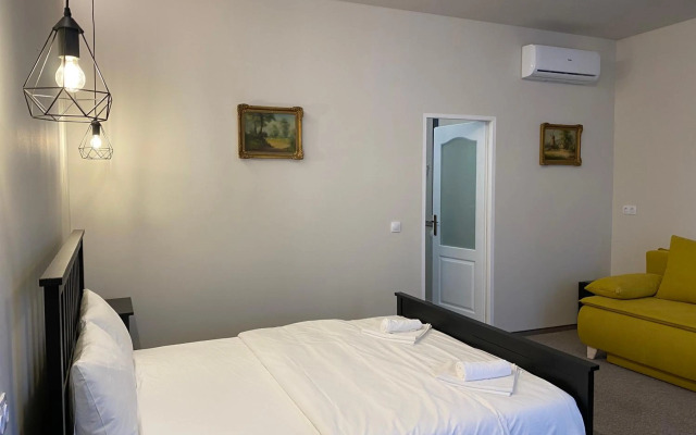 Theater Guesthouse with Parking