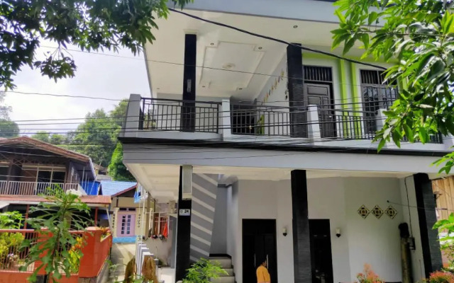 Oyo 3919 Karmila Syariah Guest House