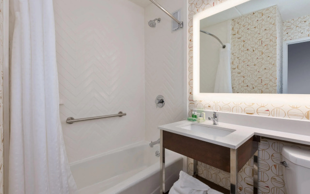 Holiday Inn Westbury - Long Island by IHG