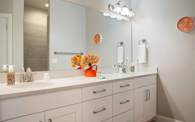 Sunshine Serendipity 4 Bedroom Apts by RedAwning