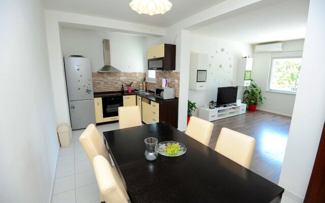 Holiday House With Pool