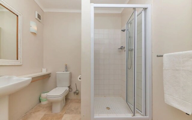 Tropical 1BD Hideaway Near Queens Beach, Fresnaye!