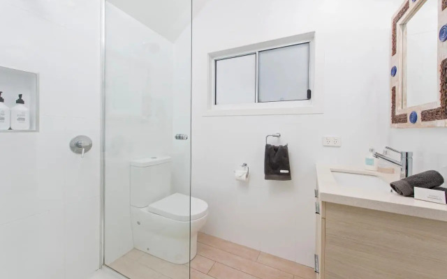 Middle Rock Beach House - Beach Front, Lake Cathie