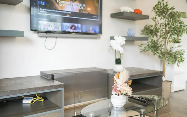 Kozyguru | Mascot | 2 Bed Apt + Free Parking