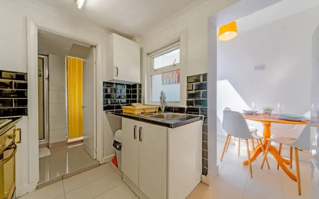 Stylish 3-bed House With Free Parking & Wifi