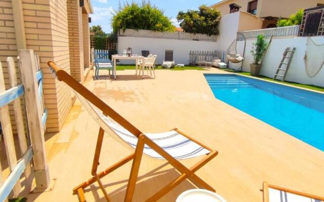 R127 Moderna villa cerca del mar