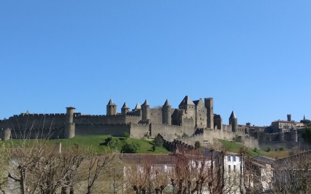 Au Pied Des Remparts