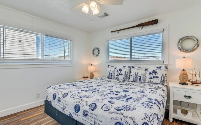 Pet-friendly Galveston Home: Walk to Beaches!