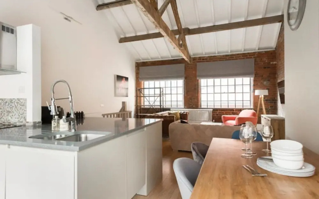 The Warehouse Loft - Trendy Converted Warehouse 3bdr